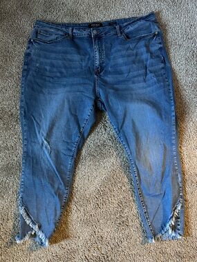 Judy Blue Distressed Skinny Fit Cropped Jeans